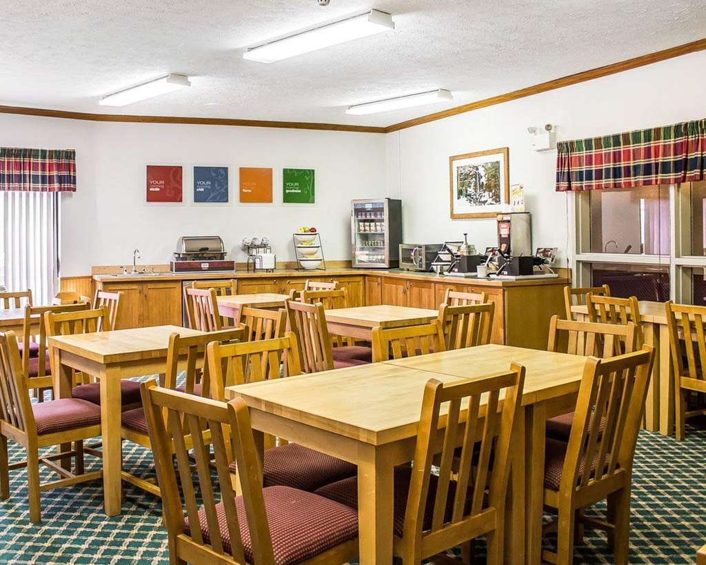 Quality Inn Petoskey-Harbor Springs Restaurant photo