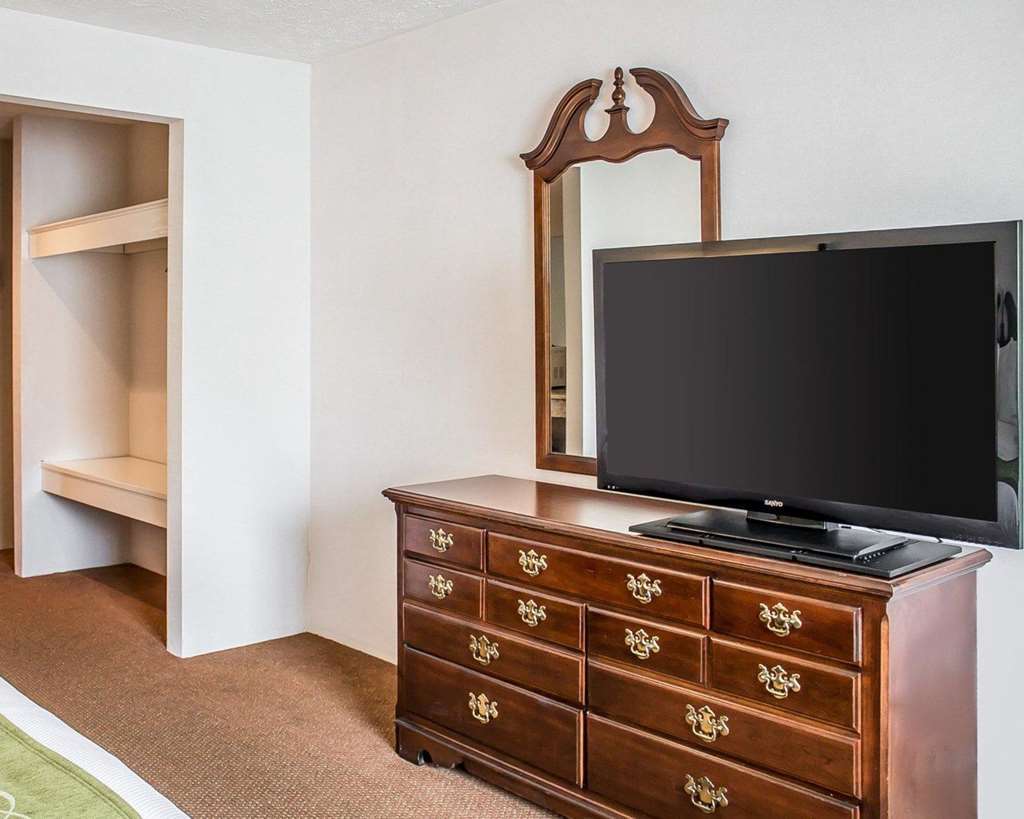 Quality Inn Petoskey-Harbor Springs Room photo